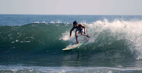 surfing el salvador